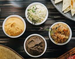 sortiert von orientalisch Essen, Mezze oben Aussicht foto