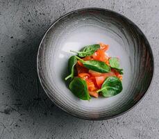 Karotte Saft mit Tomate und Basilikum Salat foto