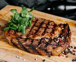 Gourmet Grill Restaurant Steak Speisekarte - - Neu York Rindfleisch Steak auf hölzern Hintergrund foto