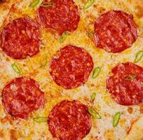 Peperoni Pizza. Italienisch Pizza Hintergrund oder Textur foto