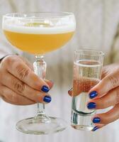 Glas von Star Martini im das Hände von ein Mädchen foto
