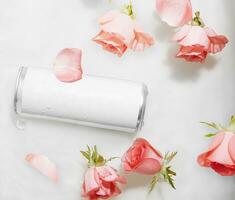 nass Metall Aluminium Getränk trinken können mit Rose Blütenblätter foto