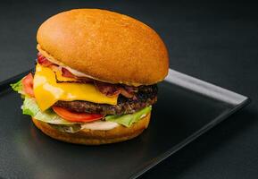 schließen oben hoch lecker Burger mit Käse serviert auf Tablett foto