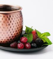 Hagebutte Tee mit Anislikör, Minze und Beeren foto