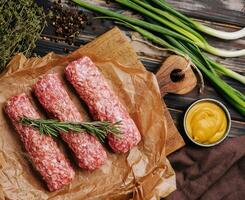 traditionell rumänisch mititei, Schweinefleisch Fleisch Rollen foto