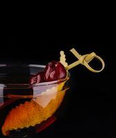 Glas von lecker Negroni Cocktail mit Orange schälen foto
