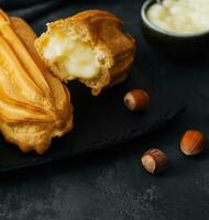 Eclairs mit Sahne auf Stein Tafel foto