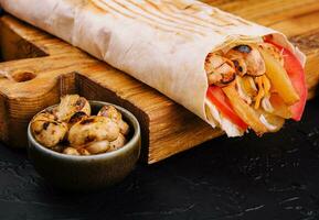 rustikal Döner mit Französisch Fritten, Pilze, Hähnchen im Pita-Brot Brot foto