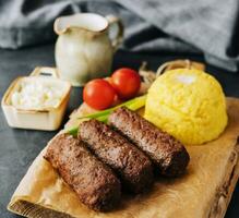 traditionell rumänisch gegrillt Gericht - - Mici oder mititei foto