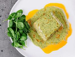 gegrillt Thunfisch mit Nussbaum Soße und Spinat foto