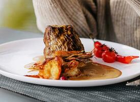 Filet Mignon mit Garnelen schließen oben foto