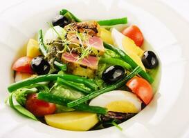 Nicoise Salat mit Tuma und Tomate foto