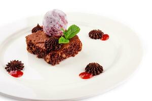 lecker Schokolade Brownie mit Blaubeere Eis Sahne foto