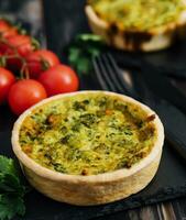 Quiche mit Spinat - - traditionell Gericht von Französisch Küche foto