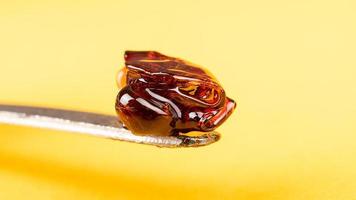 Cannabis-Wachs-Tupferkonzentrat auf einem Stick zum Rauchen von ätherischen Ölen foto