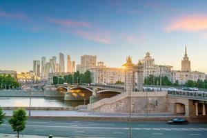 moskauer geschäftsviertel stadtskyline und moskauer fluss in russland foto