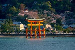 das schwimmende Tor des Itsukushima-Schreins foto