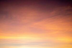 schön von Luxus Sanft Gradient Orange Gold Wolken und Sonnenlicht auf das Blau Himmel perfekt zum das Hintergrund, nehmen im Abend, Dämmerung foto