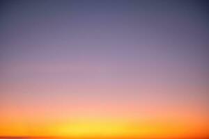 schön Luxus Sanft Gradient mit Orange Gold Wolken und Sonnenlicht auf das Blau Himmel perfekt zum das Hintergrund, nehmen im Abend, Morgen, Dämmerung, hoch Definition Landschaft Foto