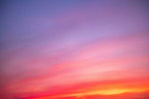 schön Luxus Sanft Gradient mit Orange Gold Wolken und Sonnenlicht auf das Blau Himmel perfekt zum das Hintergrund, nehmen im Abend, Morgen, Dämmerung, hoch Definition Landschaft Foto