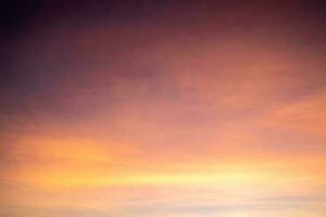 schön von Luxus Sanft Gradient Orange Gold Wolken und Sonnenlicht auf das Blau Himmel perfekt zum das Hintergrund, nehmen im Abend, Dämmerung foto