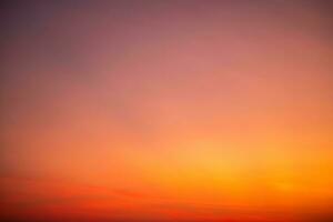 schön Luxus Sanft Gradient mit Orange Gold Wolken und Sonnenlicht auf das Blau Himmel perfekt zum das Hintergrund, nehmen im Abend, Morgen, Dämmerung, hoch Definition Landschaft Foto