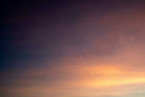 schön von Luxus Sanft Gradient Orange Gold Wolken und Sonnenlicht auf das Blau Himmel perfekt zum das Hintergrund, nehmen im Abend, Dämmerung foto