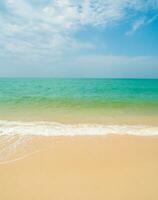 Landschaft schön Sommer- Vertikale Vorderseite Aussicht tropisch Meer Strand Weiß Sand sauber und Blau Himmel Hintergrund Ruhe Natur Ozean Welle Wasser niemand Reise beim sai Kaew Strand Thailand Chonburi Sonne Tag Zeit foto