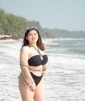 Porträt jung Frau asiatisch mollig Fett süß schön einer Person im Bikini schwarz sexy Vorderansicht tropisch Meer Strand Weiß Sand sauber und Blau Himmel Hintergrund Ruhe Natur Ozean Welle Wasser Reise Spaß glücklich foto