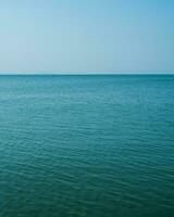 Landschaft schön Sommer- Vertikale Vorderseite Aussicht tropisch Meer Strand Weiß Sand sauber und Blau Himmel Hintergrund Ruhe Natur Ozean Welle Wasser niemand Reise beim sai Kaew Strand Thailand Chonburi Sonne Tag Zeit foto