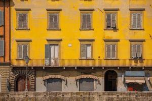 Fassadendekoration in der Skyline der Innenstadt von Pisa, Italien foto