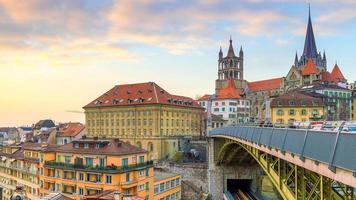 Skyline der Innenstadt von Lausanne in der Schweiz foto