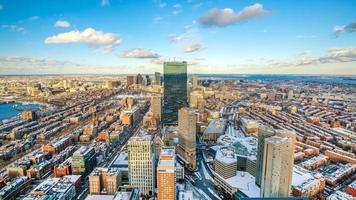 Luftaufnahme von Boston in Massachusetts, USA bei Sonnenuntergang foto