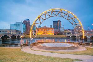 des moines iowa skyline in den usa foto