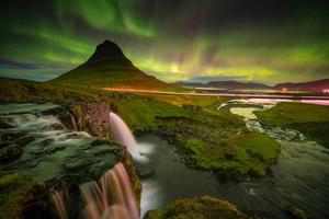 Nordlicht über dem Berg Kirkjufell foto