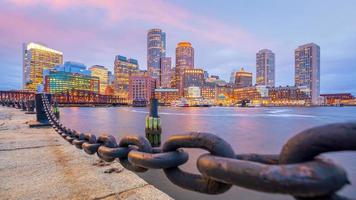 Bostoner Hafen und Finanzviertel in der Dämmerung