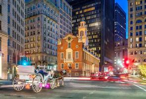 Old State House und beweglicher Unschärfewagen in der Dämmerung in Boston foto