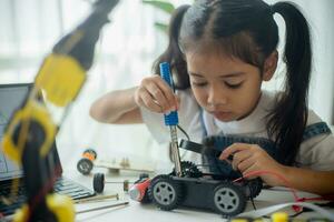 Stengel Bildung Konzept. asiatisch jung Mädchen Lernen Roboter Design. foto