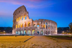 Blick auf das Kolosseum in Rom in der Dämmerung foto