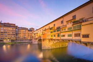 ponte vecchio über dem arno fluss in florenz foto