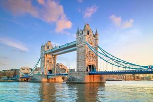 Londoner Skyline mit Tower Bridge in der Dämmerung foto