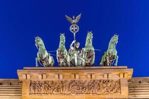 das brandenburger tor in berlin bei nacht foto