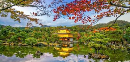 der goldene pavillon des kinkaku-ji-tempels in kyoto, japan foto