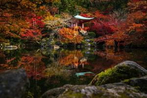 berühmter daigoji-tempel mit herbstroten blättern in kyoto foto