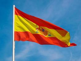 spanische flagge von spanien über blauem himmel foto