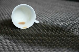 Tasse von Kaffee verschüttet auf Teppich foto