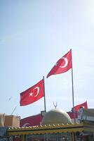 niedrig Winkel Aussicht von Türkisch Flagge gegen Himmel. foto