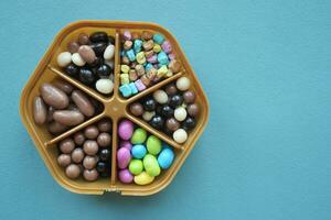 mehrfarbig Süss Süßigkeiten im ein Box foto
