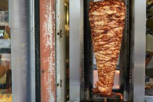 rotierend traditionell Gyros Fleisch schließen oben foto