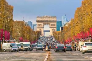 berühmte champs-elysees und arc de triomphe in paris foto